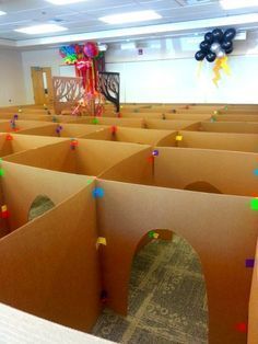 Giant Cardboard Maze (Rachel Moani) - great for party activity Cardboard Boxes Ideas, Birthday Games For Toddlers, Carnival Games Diy, Cardboard Forts, Diy Carnival Games, Carnival Games For Kids, School Holiday Activities, Diy Carnival, Boxes Ideas