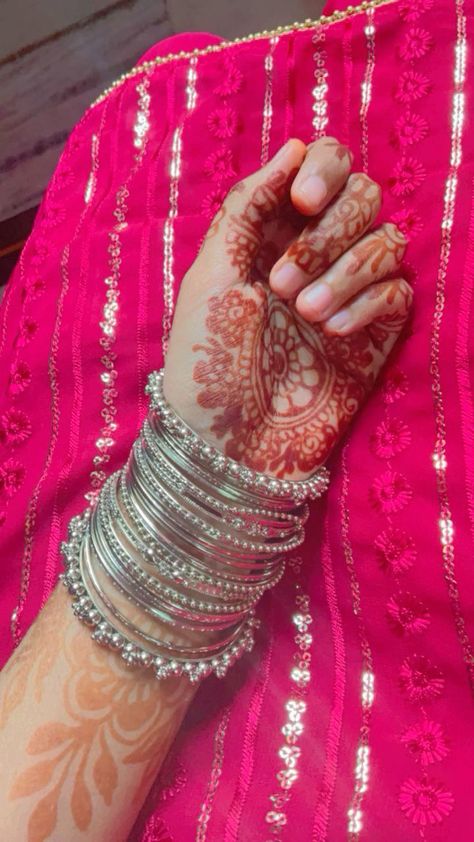 Aesthetic Jwellery Pic, Bangels Girl Hand Dp, Bangle Poses, Bangles Snap, Bangles Aesthetic, Colourful Bangles, Eid Shopping, Fb Dp, Fake Pics