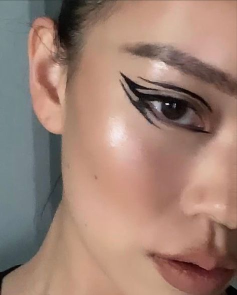 Ninja Makeup, Eyeliner Art, Cyberpunk Makeup, Makeup Therapy, Futuristic Makeup, Rock Makeup, Large Hat, Face Art Makeup, Graphic Eyeliner