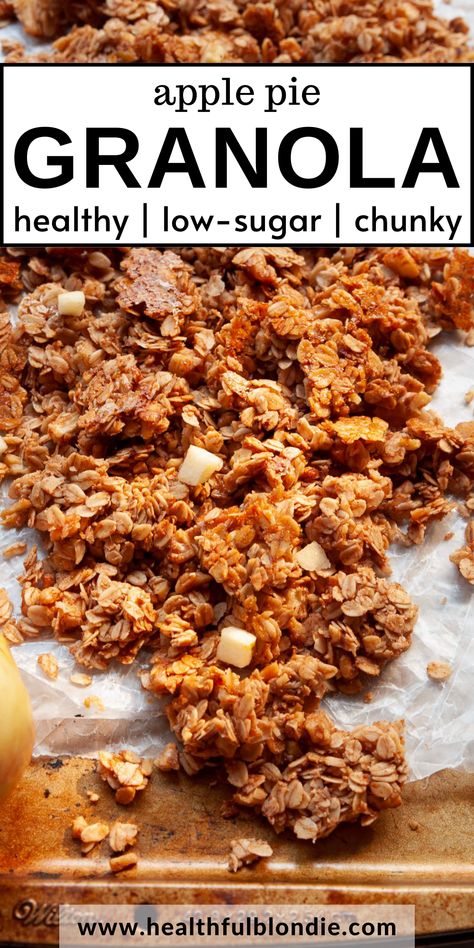 Seriously the best healthy apple pie cinnamon granola that's naturally sweetened with maple syrup and is loaded with fresh chunks of apple. It tastes like apple pie and is way better than any store-bought version! Clean Eating Apple Recipes, Apple Pie Granola, Healthy Apple Pie Oatmeal, Current Recipes, Apple Granola, Blondie Recipes, College Recipes, Apple Pie Oatmeal, Easy Granola Recipe