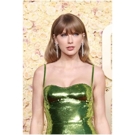 Taylor Swift Golden Globes, Taylor Swift Green, Taylor Swift Bangs, Style Taylor Swift, Perfect Bangs, Jesse Watters, Estilo Taylor Swift, Dress Party Night, All About Taylor Swift