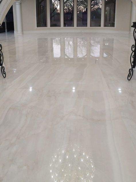 Luxury Tile Floor, Floor Tub, Modern Floor Tiles, Gorgeous Living Room, Marble Flooring Design, Tile Floor Living Room, Tiles Designs, White Marble Floor, Modern Flooring