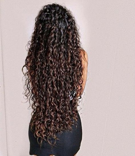 Curly hairs are round. However, In curly hair, the way that is cells divide and produced certain proteins in asymmetrical and correlates with the bends in the curve follicle. #wavyhairstyleforlonghairs #wavyhairstyle #hairology https://youtu.be/zIjwtFRD8Vo Blond Ombre, Curly Hair Photos, Beautiful Curly Hair, Long Curls, Curly Hair Inspiration, Curly Hair With Bangs, Hair Photo, Long Curly Hair, Dream Hair