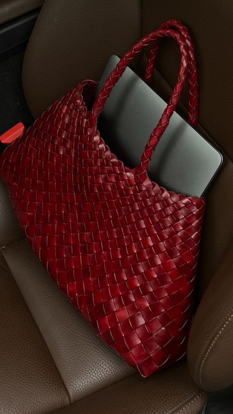 fall bag trends, fall bag ideas, pop of red woven bags spring bags red bags Pop Of Red, Bag Obsession, Woven Tote Bag, Leather Shoulder Handbags, Bag Ideas, Pretty Bags, Bag Trends, New Energy, Travel Tote