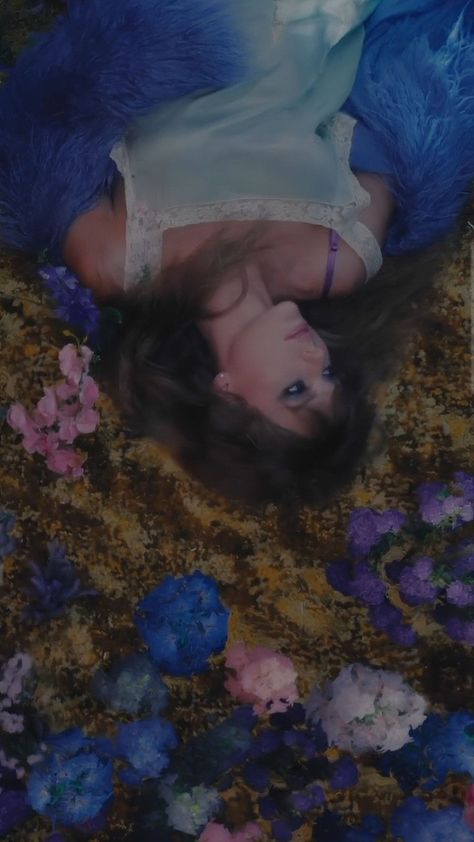 Taylor Swift Midnights Lavender, Midnights Lavender Haze, Taylor Swift Music Videos, Taylor Swift Midnights, Blur Photography, Lavender Haze, Estilo Taylor Swift, Taylor Swift Music, Taylor Swift Posters