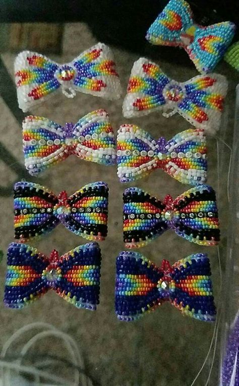 Beaded Bows Native American, Beaded Bow Pattern, Beaded Bow Tutorial, Beading Styles, Powwow Beadwork, Seed Bead Art, Native American Beadwork Patterns, Beaded Bow, Seed Bead Jewelry Patterns