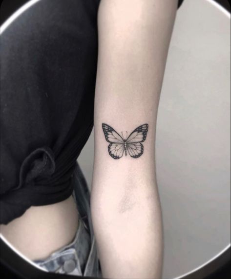 Butterfly Thigh Tattoo, Butterfly Tattoos On Arm, Unique Butterfly Tattoos, Date Tattoos, Butterfly Tattoos For Women, Small Tattoos Simple, Unique Butterfly, Butterfly Tattoo Designs, Butterfly Tattoos