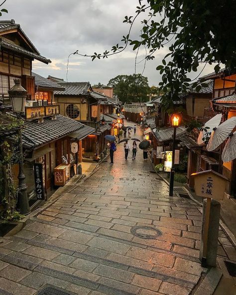 Japanese River Aesthetic, Old Japanese Aesthetic, Ishigaki Japan, Japanese Neighborhood, Japan Countryside, Gion Kyoto, Japan Vibes, Japanese Buildings, Atmospheric Photo