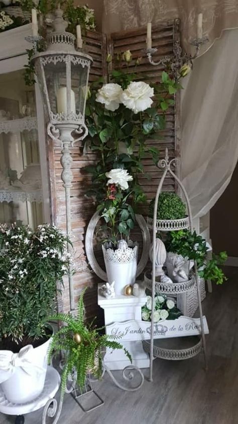 Shabby Chic Patio, Garden Shed Interiors, Shed Decor, Garden Rustic, Chic Garden, Shabby Chic Garden, Garden Decor Diy, Garden Decor Ideas, Vintage Garden Decor