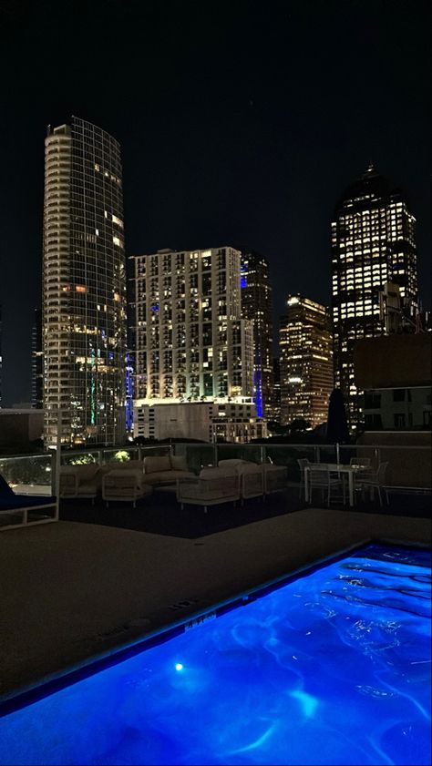 #dallas #city #downtown #rooftop City’s At Night, Downtown Dallas Aesthetic, Downtown Dallas At Night, Dallas At Night, Houston Vacation, Dallas Downtown, City Rooftop, Dallas Apartment, View Aesthetic