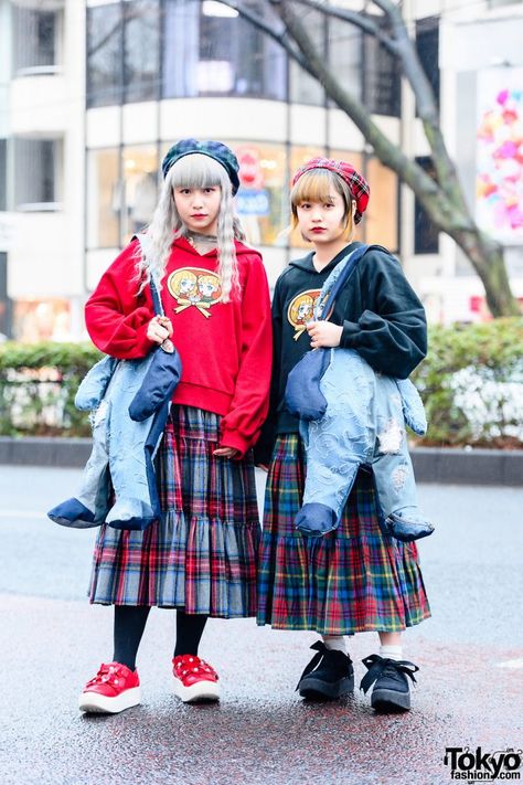 HEIHEI Harajuku Plaid Street Styles w/ Pastel Hair, Embroidered Sweaters, Plaid Skirts, HEIHEI x Okayama Denim Patchwork Bags & Tokyo Bopper Shoes Skater Skirt Outfit, Embroidered Sweaters, Streets Of Tokyo, Harajuku Girls, Tokyo Street Style, Streetwear Mode, Asian Street Style, Okayama, Pants Women Fashion