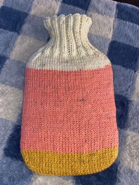 Hot Water Bottle Cover Patterns, Hotwaterbottle Cover, Hot Water Bottle Cover Knitting Pattern, Knitted Christmas Gifts, Knitting Decor, Crochet Water Bottle Holder, Knitting Squares, Knitting Hacks, Easy Knitting Projects