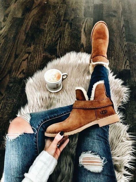 Ugg Style Boots, Trendy Winter Fashion, Everyday Boots, Tokyo Street Fashion, Vegan Boots, Trendy Winter, Shearling Boots, Sheepskin Boots, Comfortable Boots