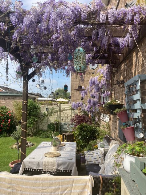 Pergola Shade Ideas, Modern Pergolas, Victorian Terrace Garden, Garden Wisteria, Small Garden Pergola, Modern Pergola Designs, Wisteria Pergola, Wisteria Garden, Large Backyard Landscaping