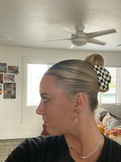 Sleek Claw Clip Hairstyles, Blonde Slick Back Hair, Slick Back Claw Clip, Sleek Claw Clip, Hair Styke, Diy Buns, Hairstyles For Vacation, Claw Clip Hairstyles, Easy Bun Hairstyles For Long Hair