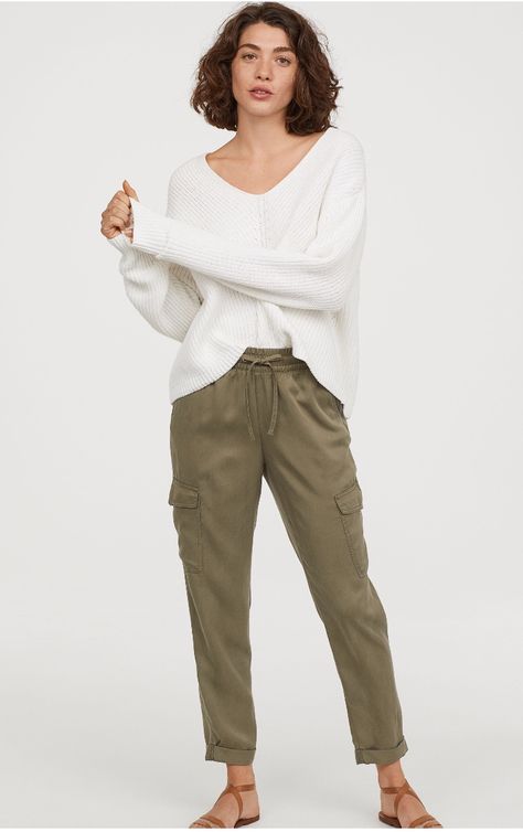 Khaki Joggers Outfit, Sweater Jacket Outfits, Green Cargo Pants Outfit, Olive Jeans, Khaki Joggers, Fall Fashion Trends Women, Olive Green Pants, Camo Outfits, Casual Skirt Outfits