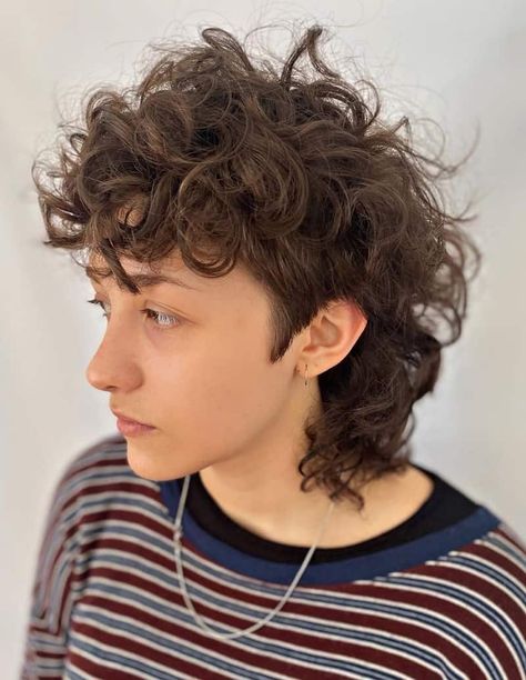 Mullet Haircut Woman, Mullet Hairstyles, Long Hair Perm, Curly Mohawk, Curly Undercut, Mullet Haircut, Curly Mullet, Hair Growing, Short Curly Haircuts