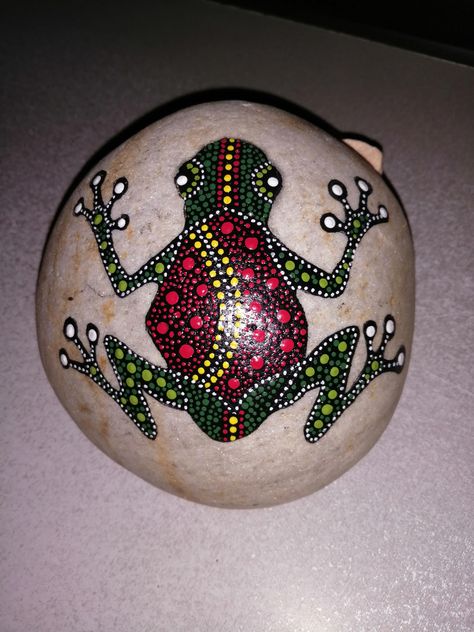 Diy Rock Painting Tutorials, Rock Frog, Dotted Rocks, Mandela Rock Painting, Aboriginal Art For Kids, Dotted Art, Rock Painting Tutorial, Diy Rock Art, Mandala Rock Art