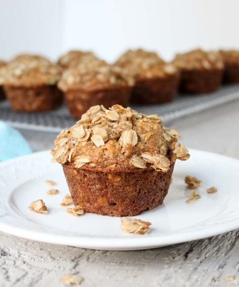 Oatmeal banana muffins with an oatmeal crumb topping. Made with oatmeal in the batter and as a topping. Easy to make, delicious to eat! Easy Oatmeal Muffins, Apple Oatmeal Muffins, Lemon Raspberry Muffins, Delicious Banana Bread Recipe, Oatmeal Toppings, Banana Oatmeal Muffins, Oatmeal Banana, Apple Streusel, Streusel Muffins