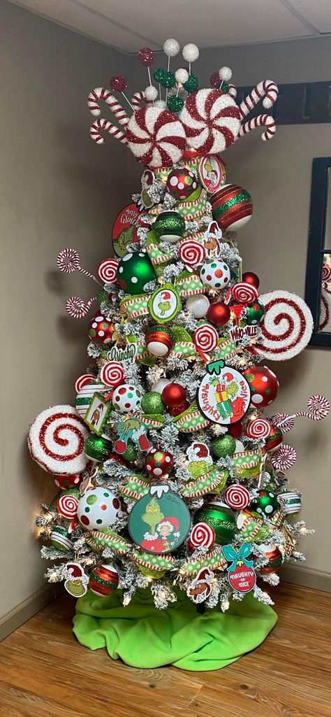 Doctor Suess Christmas Tree, Grinch Tree Inspiration, Who-ville Christmas Tree, Christmas Tree Ideas Characters, White Christmas Tree Grinch Theme, Fun Tree Decorating Ideas, Grinchmas Tree Decorations, Grinch Pencil Christmas Tree, Grinch Shelf Decor