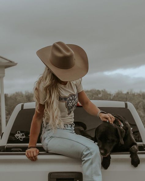 Western Senior Pictures Outfit, Truck Senior Pictures, Western Photoshoot Ideas, Western Photo Shoots, Cowgirl Photoshoot, Cute Senior Pictures, Western Photoshoot, Cowgirl Pictures