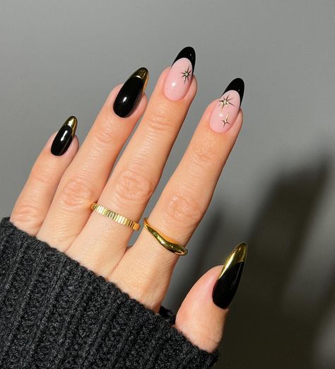 Nye Vibes, Black Nail Varnish, Short Stiletto Nails, Gold Stiletto Nails, Black Almond Nails, Stiletto Nails Short, Short Stiletto, New Years Nail Designs, New Years Eve Nails