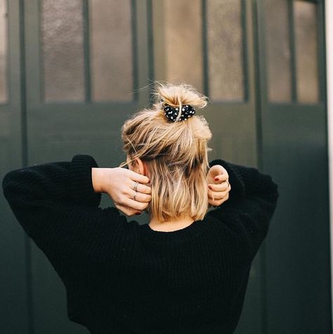 Poppy Deyes, Short Hair Accessories, 2023 Aesthetic, Edgy Hair, Penteado Cabelo Curto, Bandana Hairstyles, Easy Hair, Beauty School, Bob Haircut