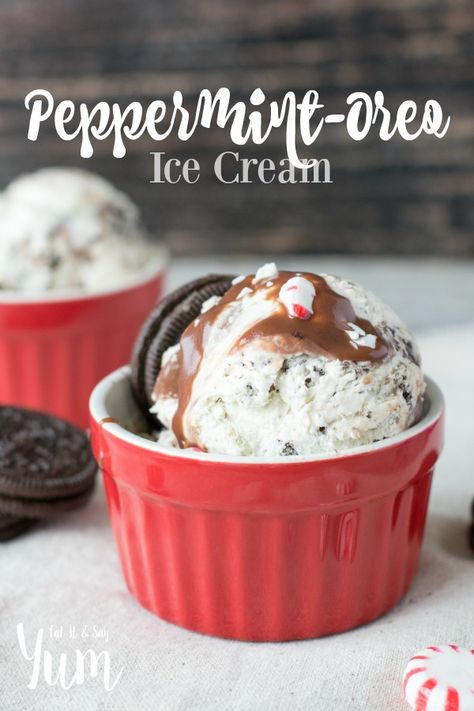 No-churn homemade ice cream that is packed with crushed Oreos, peppermints, and fudge sauce! Frozen Treats Recipes, Best Homemade Ice Cream, Christmas Ice Cream, Peppermint Ice Cream, Oreo Ice Cream, Chocolate Cream Pie, Easy Ice Cream, Oreo Recipes, Hallmark Movie