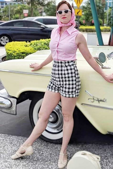 Pink Top With Printed Shorts 50s Fashion Outfit Idea #pinktop #shorts ★ The effect of vintage 50s fashion on modern formal and casual outfits   and not only. #50sfashion #vintageoutfits #retrooutfit #vintagestyle #retrostyle #50s #50sstyle Mrs Maisel Outfits, Maisel Outfits, Vintage 50s Fashion, 50s Inspired Outfits, 1950 Outfits, 50s Style Outfits, 50s Outfit, Midge Maisel, 50s Womens Fashion