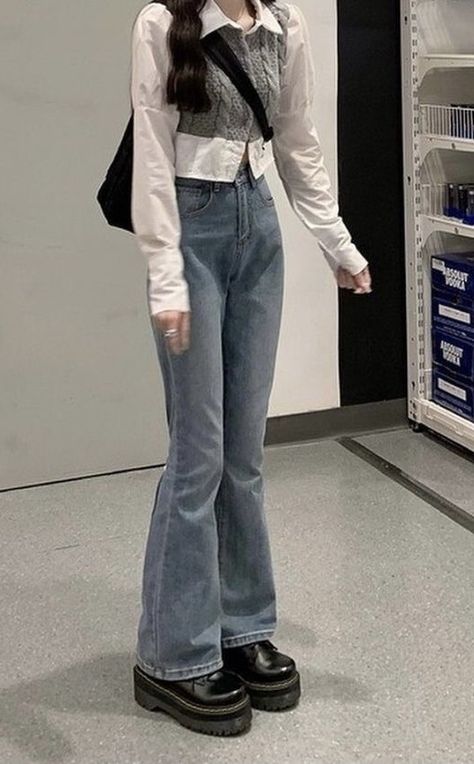 Korean Outfits Jeans, Black Bell Bottoms Outfit, Flare Jeans Outfit Aesthetic, Flare Jeans Outfit Winter, Bell Pants Outfit, Flare Jean Outfit, Denim Pants Outfit, Bell Bottom Jeans Outfit, Flare Jeans Outfit