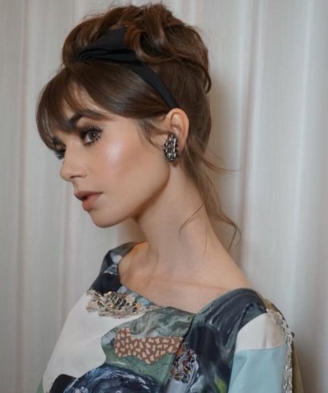 Lily Collins Emily In Paris Hair, Wavy Updo, Updo With Headband, Lily Collins Style, Paris Hair, Hair Bangs, Emily In Paris, Lily Collins, Elegant Hairstyles