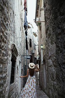 Old Town Picture Ideas, Kotor Old Town, Old Town Photoshoot Ideas, Old Town Photoshoot, Cafe Shoot, Old Town Italy, Italy Girl, European People, Stone Town