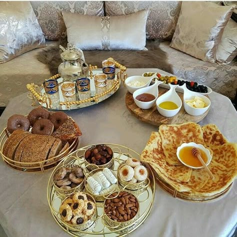 Moroccan Breakfast, Moroccan Cooking, Moroccan Table, Breakfast Platter, Healthy Lunch Meal Prep, Party Food Buffet, Catering Ideas Food, Moroccan Culture, Moroccan Food