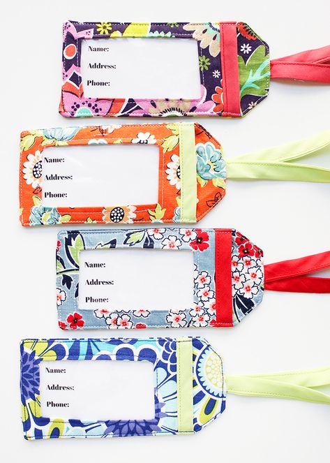 Luggage Tag Pattern, Luggage Tags Diy, Diy Luggage, Scrap Fabric Projects, Quilted Gifts, Small Sewing Projects, Diy Tags, Sewing Tags, Sewing Projects For Beginners