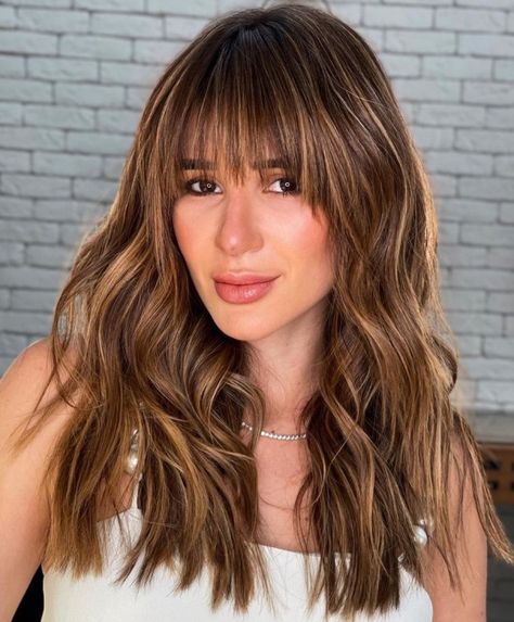 Dark Caramel Hair Color, Medium Hair Highlights, Caramel Hair Color Ideas, Dark Caramel Hair, Caramel Hair Color, Cinnamon Hair, Layered Hair With Bangs, Hair Color Caramel, Caramel Blonde