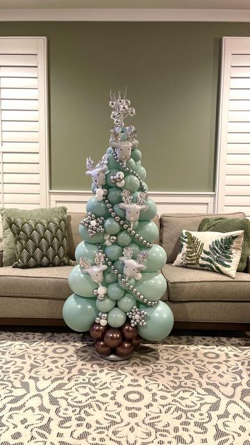 Balloon Snow Globe, Balloon Xmas Tree, Balloon Christmas Tree Diy, Ballon Christmas Tree, Christmas Balloon Tree, Christmas Tree With Balloons, Balloon Christmas Decorations, Winter Balloons, Christmas Tree Balloons