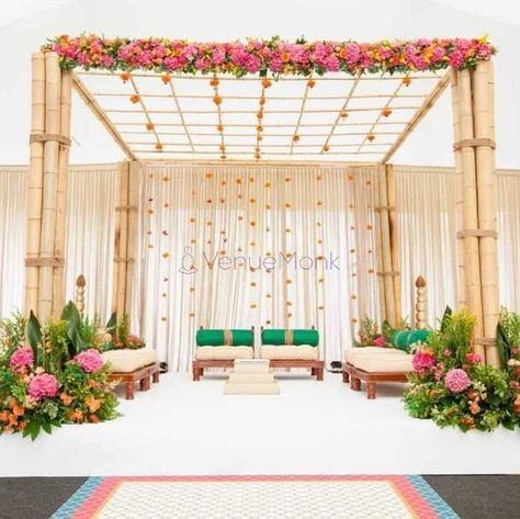 Simple Mandap, Malayalee Wedding, Normal Saree, Marriage Stage, Mandap Ideas, Shaadi Decor, Hindu Wedding Decorations, Tulsi Vivah, Mandap Decoration