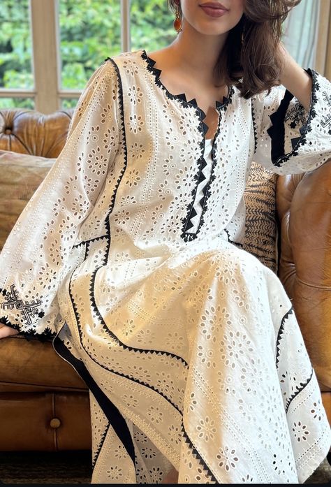 Kamiz Neck Design Salwar Kameez, Neckline Designs Pakistani, Hakuba Dress Design, Pakistani Kurti Neck Designs, Wedding Dresses Simple Pakistani, Pakistani Suits Neck Designs, White Kamiz, Casual Pakistani Suits, Lace Kurta Designs Women