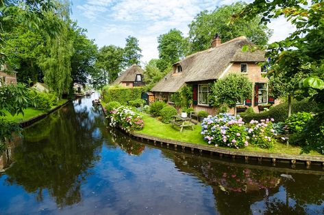 Photo of Giethoorn, one of the most beautiful places in the Netherlands to visit! Day Trips From Amsterdam, Lijiang, Fire Island, Pamukkale, Thatched Roof, Places In Europe, Biome, Mackinac Island, Beautiful Villages