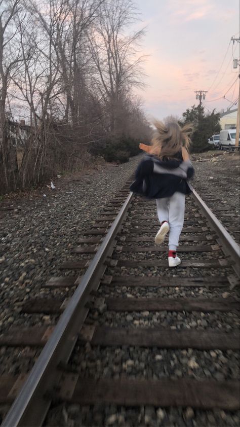 Railing Poses, Train Tracks Aesthetic, Train Track Photoshoot, Railroad Photoshoot, Track Pictures, Road Photography, Cute Birthday Pictures, Insta Snap, Photo Recreation