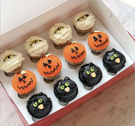 Halloween Themed Cupcakes Easy, Halloween Cupcakes Aesthetic, Unique Cupcakes Decorating, Easy Halloween Cupcakes Decoration, Halloween Muffins Decoration, Mini Halloween Cupcakes, Spooky Muffins, Halloween Decorated Cupcakes, Simple Halloween Cupcakes