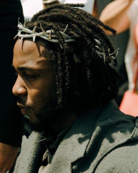 Kendrick Lamar Crown Of Thorns, Kendrick Lamar Crown, Kendrick Lamar Portrait, Afrocentric Beauty, King Kendrick, King Kenny, Kung Fu Kenny, Hip Hop Classics, Dreadlock Hairstyles For Men