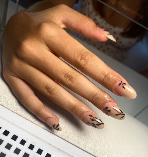 Black Leaf Nails, Simple Leaf Nail Art, Leaf Nail Art Designs, Leaf Nails, Nail Art Black, White Branches, Black Glamour, White French Tip, Simple Leaf