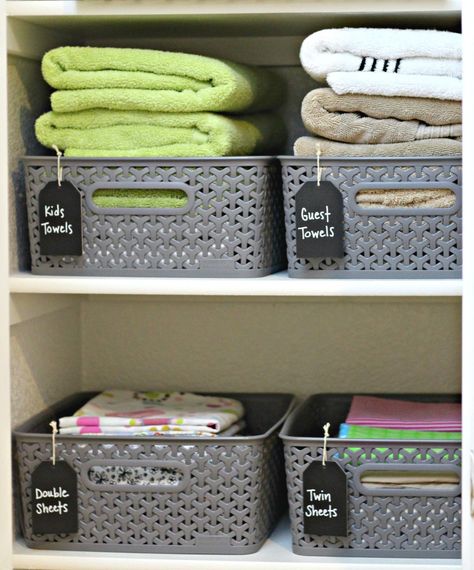 Linen Clost Organizing Baskets with Chalkboard tags Small Linen Closets, Organiser Son Dressing, Airing Cupboard, Organizing Linens, Diy Organizer, Linen Cupboard, Linen Closet Organization, Organizing Hacks, Closet Organization Diy