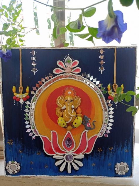 Lippan Painting, Ganpati Making, Lippin Art, Mud Mirror Work, Ganpati Art, Lippan Kaam, Lippon Art, Ganesha Art Illustration, Painted Mirror Art