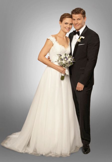 Brides: Bones' Emily Deschanel Wears a Legends by Romona Keveza Wedding Dress  I LOVE this dress Romona Keveza Wedding Dresses, John Francis Daley, Seeley Booth, Bones Tv Series, Booth And Brennan, Booth And Bones, Temperance Brennan, The Woman In White, Tv Weddings