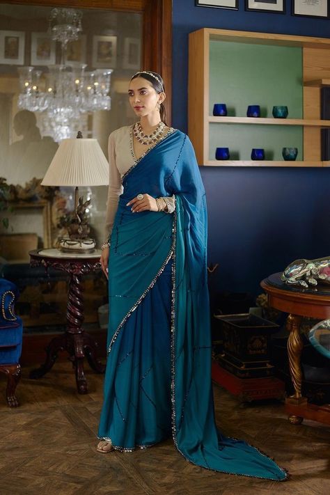 Fabric Saree Design, Modern Saree Look For Wedding, Saari Designs Latest, Saree Look Modern, Saree Styles Modern, Peacock Blue Saree, Peacock Color Dress, Peacock Saree, Bridal Saree Collection