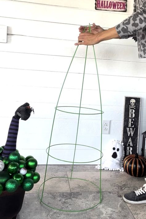 How To Make A Witch, Tomato Cage Witch Diy, Tomato Cage Witch, Witch Decorations Diy, Life Size Witch, Tomato Cage Crafts, Diy Halloween Witch, Witches Tea, Wallpaper Garden