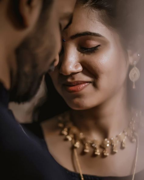 Romantic Couple Poses, Romantic Couple Images, Pre Wedding Photoshoot Outdoor, Romantic Photoshoot, Wedding Photoshoot Poses, Romantic Couples Photography, Indian Wedding Photography Poses, Cute Couples Photography, Wedding Couple Poses Photography