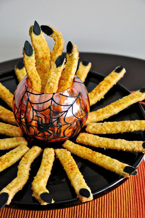 Make your Halloween Party special with these Creepy Halloween food ideas. These Halloween food recipes look scary but are delicious & perfect for party. Halloween Fingerfood, Halloween Potluck, Halloween Finger Foods, Halloween Appetizers Easy, Creepy Halloween Food, Recetas Halloween, Halloween Party Appetizers, Halloween Food Appetizers, Halloween Punch